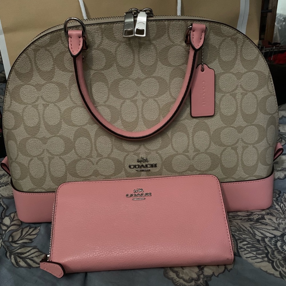 SOLD🌺🌼Coach Sierra set